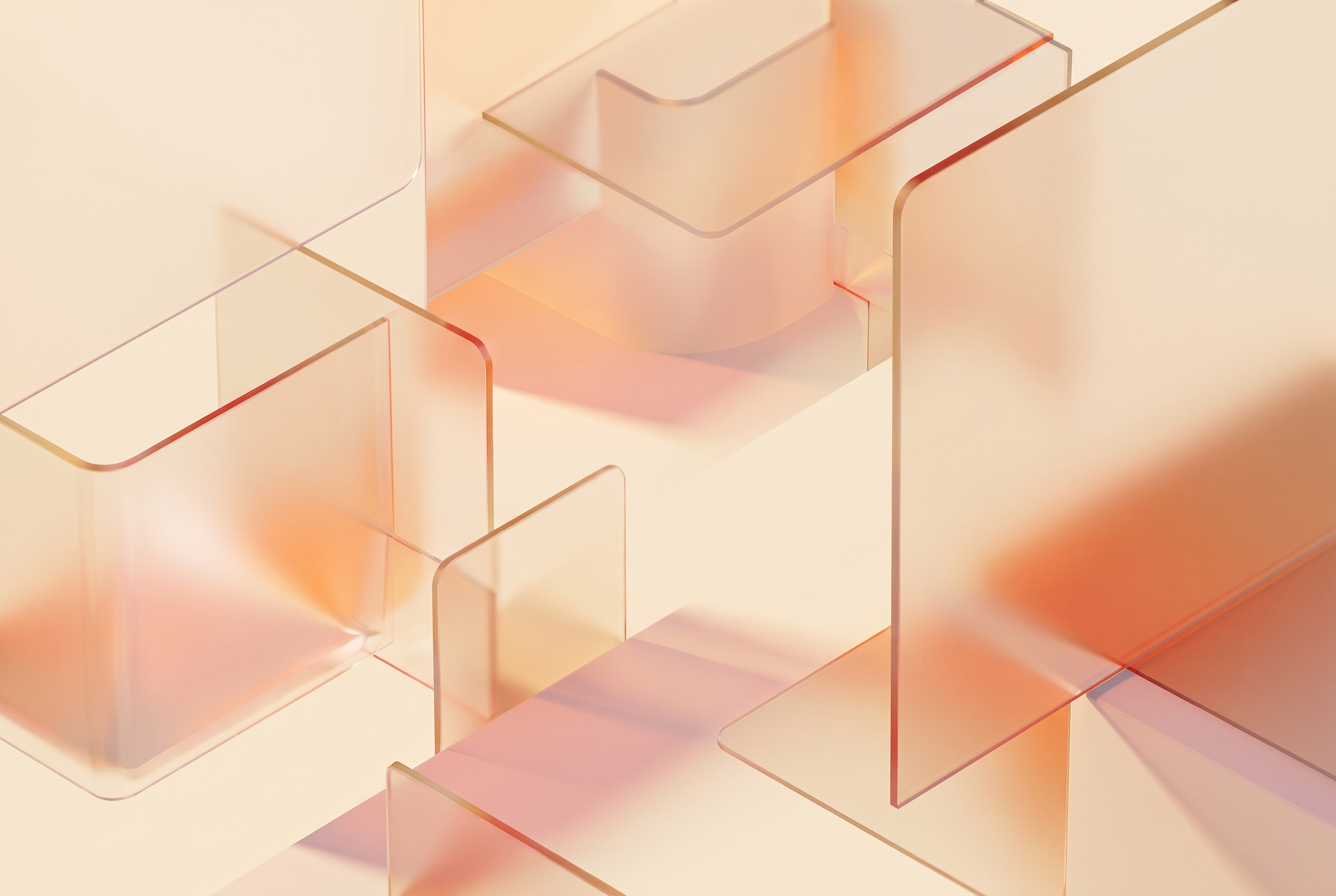 Des surfaces architecturales en verre dépoli superposées, rehaussées de touches chaleureuses d'ambre et de champagne, dans une composition minimaliste.